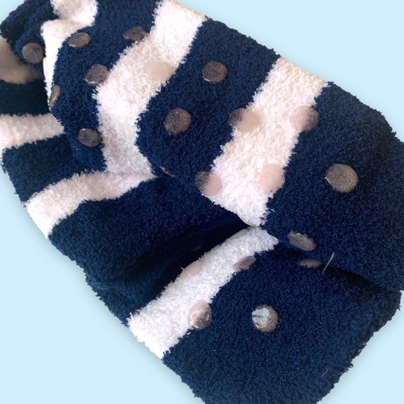 Disney Frozen Winter Olaf Stripe Cozy Grip Fuzzy Socks in Navy Blue, White (O/S) - Picture 2 of 4